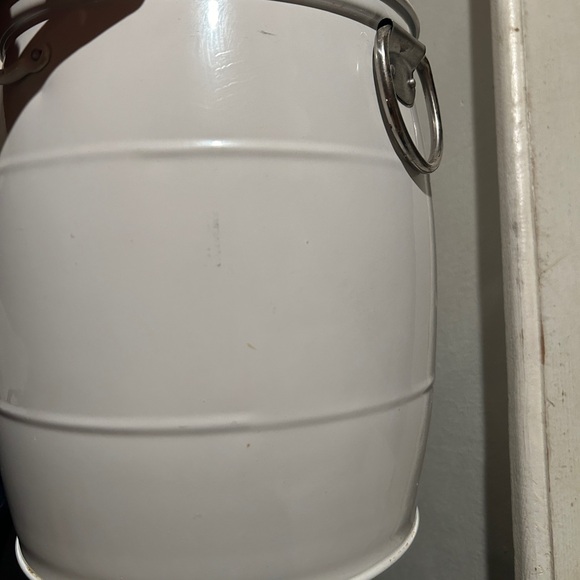 White Ice Bucket with Lid and Scoop - Picture 12 of 13